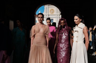  Madrid es Moda 2024 'ün açılış töreni sırasında Centro Cultural Conde Duque' da 12 Şubat 2024 'te İspanya' nın Madrid kentinde düzenlenen tören..