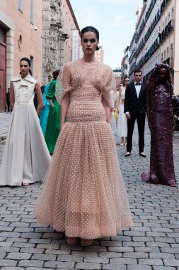  Madrid es Moda 2024 'ün açılış töreni sırasında Centro Cultural Conde Duque' da 12 Şubat 2024 'te İspanya' nın Madrid kentinde düzenlenen tören..