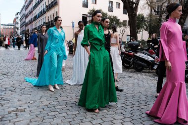  Madrid es Moda 2024 'ün açılış töreni sırasında Centro Cultural Conde Duque' da 12 Şubat 2024 'te İspanya' nın Madrid kentinde düzenlenen tören..