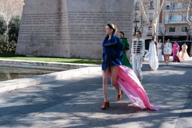  Madrid es Moda 2024 'ün açılış töreni sırasında Centro Cultural Conde Duque' da 12 Şubat 2024 'te İspanya' nın Madrid kentinde düzenlenen tören..