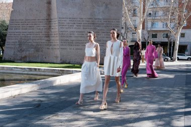  Madrid es Moda 2024 'ün açılış töreni sırasında Centro Cultural Conde Duque' da 12 Şubat 2024 'te İspanya' nın Madrid kentinde düzenlenen tören..
