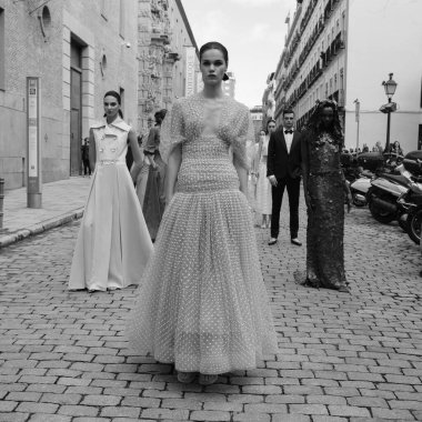  Madrid es Moda 2024 'ün açılış töreni sırasında Centro Cultural Conde Duque' da 12 Şubat 2024 'te İspanya' nın Madrid kentinde düzenlenen tören..