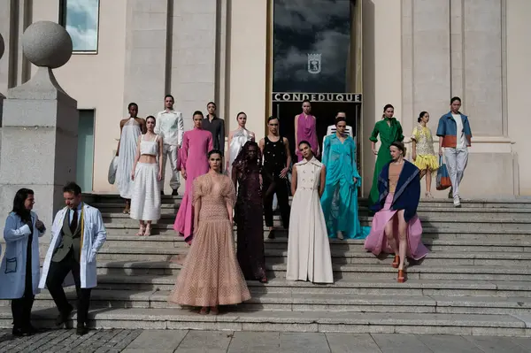  Madrid es Moda 2024 'ün açılış töreni sırasında Centro Cultural Conde Duque' da 12 Şubat 2024 'te İspanya' nın Madrid kentinde düzenlenen tören..