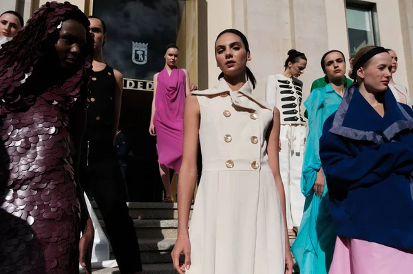  Madrid es Moda 2024 'ün açılış töreni sırasında Centro Cultural Conde Duque' da 12 Şubat 2024 'te İspanya' nın Madrid kentinde düzenlenen tören..