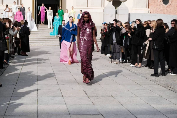  Madrid es Moda 2024 'ün açılış töreni sırasında Centro Cultural Conde Duque' da 12 Şubat 2024 'te İspanya' nın Madrid kentinde düzenlenen tören..