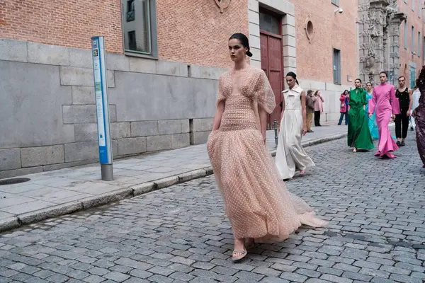  Madrid es Moda 2024 'ün açılış töreni sırasında Centro Cultural Conde Duque' da 12 Şubat 2024 'te İspanya' nın Madrid kentinde düzenlenen tören..
