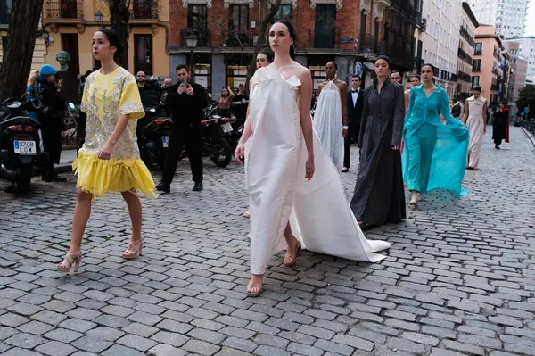  Madrid es Moda 2024 'ün açılış töreni sırasında Centro Cultural Conde Duque' da 12 Şubat 2024 'te İspanya' nın Madrid kentinde düzenlenen tören..