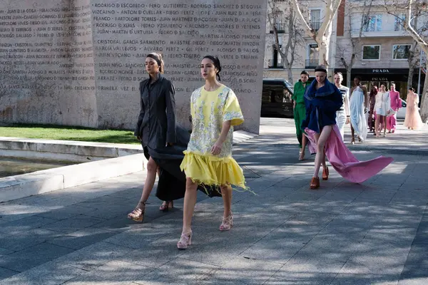  Madrid es Moda 2024 'ün açılış töreni sırasında Centro Cultural Conde Duque' da 12 Şubat 2024 'te İspanya' nın Madrid kentinde düzenlenen tören..