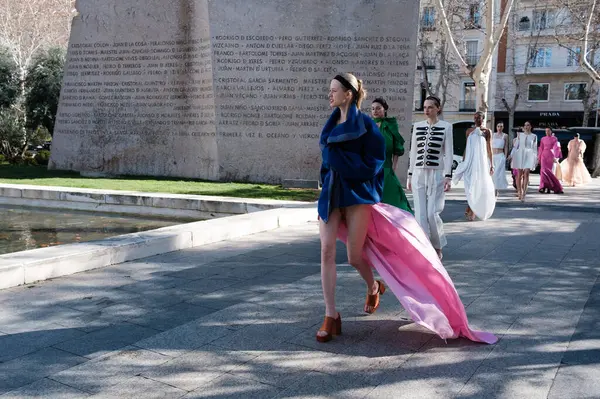  Madrid es Moda 2024 'ün açılış töreni sırasında Centro Cultural Conde Duque' da 12 Şubat 2024 'te İspanya' nın Madrid kentinde düzenlenen tören..