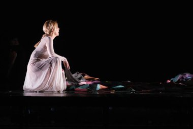 Aktris Cayetana Guilln Cuervo, Pandataria oyununun sunumu sırasında Madrid 'deki Teatros del Canal' da 13 Şubat 2024 'te sahne aldı.