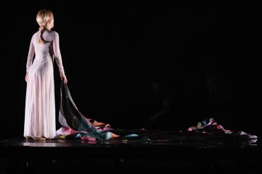 Aktris Cayetana Guilln Cuervo, Pandataria oyununun sunumu sırasında Madrid 'deki Teatros del Canal' da 13 Şubat 2024 'te sahne aldı.