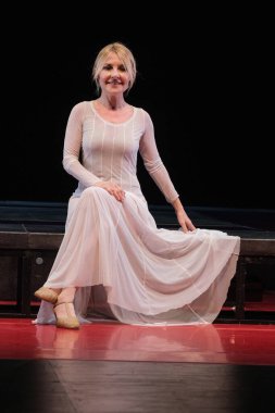 Aktris Cayetana Guilln Cuervo, Pandataria oyununun sunumu sırasında Madrid 'deki Teatros del Canal' da 13 Şubat 2024 'te sahne aldı.