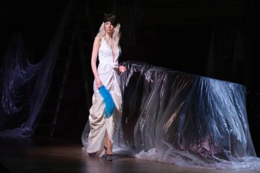  Madrid 'deki Evade Evi defilesinde 13 Şubat 2024' te İspanya 'nın Madrid kentindeki AO kütüphanesinde bir manken podyumda yürüyor.. 