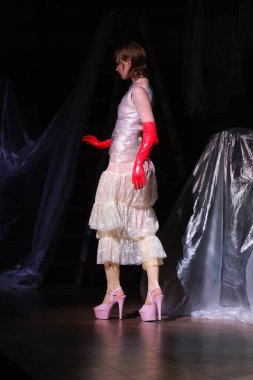  Madrid 'deki Evade Evi defilesinde 13 Şubat 2024' te İspanya 'nın Madrid kentindeki AO kütüphanesinde bir manken podyumda yürüyor.. 