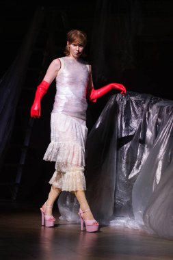  Madrid 'deki Evade Evi defilesinde 13 Şubat 2024' te İspanya 'nın Madrid kentindeki AO kütüphanesinde bir manken podyumda yürüyor.. 