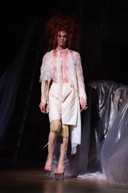  Madrid 'deki Evade Evi defilesinde 13 Şubat 2024' te İspanya 'nın Madrid kentindeki AO kütüphanesinde bir manken podyumda yürüyor.. 