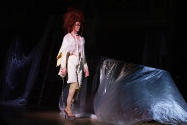  Madrid 'deki Evade Evi defilesinde 13 Şubat 2024' te İspanya 'nın Madrid kentindeki AO kütüphanesinde bir manken podyumda yürüyor.. 