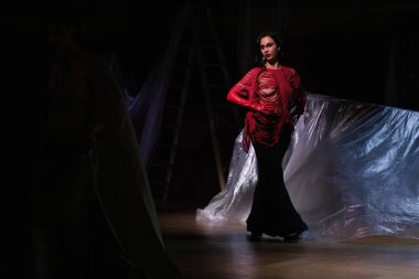  Madrid 'deki Evade Evi defilesinde 13 Şubat 2024' te İspanya 'nın Madrid kentindeki AO kütüphanesinde bir manken podyumda yürüyor.. 