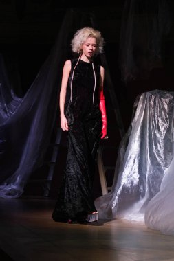  Madrid 'deki Evade Evi defilesinde 13 Şubat 2024' te İspanya 'nın Madrid kentindeki AO kütüphanesinde bir manken podyumda yürüyor.. 