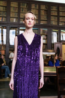 Madrid Es Moda 2024 yılındaki Devota & Lomba defilesinde 13 Şubat 2024 tarihinde Madrid, İspanya 'da bulunan Athe kütüphanesinde bir model podyumda yürür..