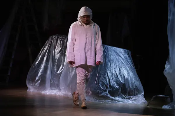  Madrid 'deki Evade Evi defilesinde 13 Şubat 2024' te İspanya 'nın Madrid kentindeki AO kütüphanesinde bir manken podyumda yürüyor.. 