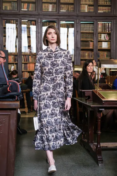 Model Projde Ranvej Módní Přehlídce Devota Lomba Během Madridu Moda — Stock fotografie