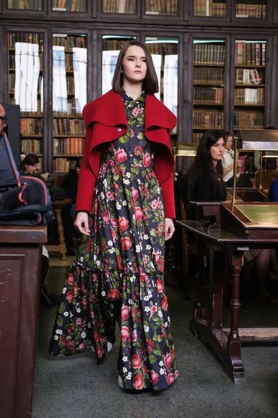 2024年2月13日 一名模特在西班牙马德里的Ateneo图书馆参加了在马德里举行的Emoda 2024时装秀 — 图库照片