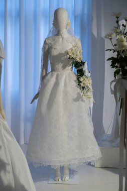 Tasarımcı Juan Vidal, Madrid es Moda 2024 'te Centro Cultural Conde Duque' da gelin koleksiyonu sunar..