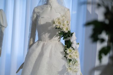 Tasarımcı Juan Vidal, Madrid es Moda 2024 'te Centro Cultural Conde Duque' da gelin koleksiyonu sunar..