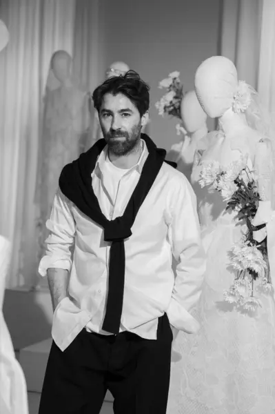 Designer Juan Vidal Présente Collection Mode Nuptiale Madrid Moda 2024 — Photo