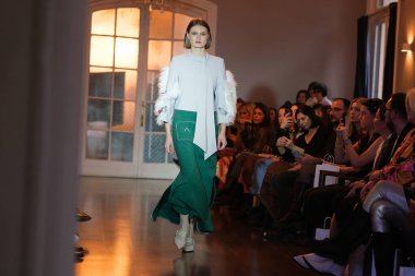  Madrid Pilar Dalbat of Madrid es Moda 2024 sırasında Centro Cultural Conde Duque 'da 12 Şubat 2024 tarihinde İspanya' nın başkenti Madrid 'de düzenlenen törenler..