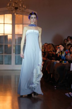  Madrid Pilar Dalbat of Madrid es Moda 2024 sırasında Centro Cultural Conde Duque 'da 12 Şubat 2024 tarihinde İspanya' nın başkenti Madrid 'de düzenlenen törenler..