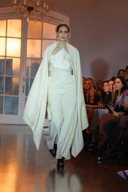  Madrid Pilar Dalbat of Madrid es Moda 2024 sırasında Centro Cultural Conde Duque 'da 12 Şubat 2024 tarihinde İspanya' nın başkenti Madrid 'de düzenlenen törenler..