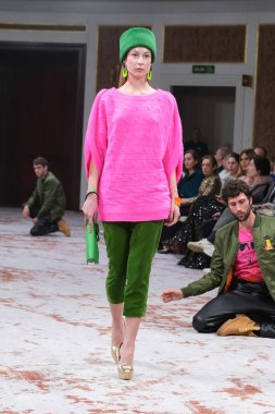  Madrid 'deki Maison Mesae defilesinde 14 Şubat 2024' te İspanya 'nın Madrid kentindeki AO kütüphanesinde bir model podyumda yürür.. 