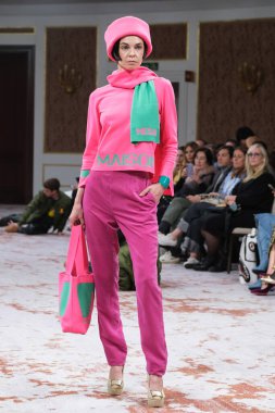  Madrid 'deki Maison Mesae defilesinde 14 Şubat 2024' te İspanya 'nın Madrid kentindeki AO kütüphanesinde bir model podyumda yürür.. 