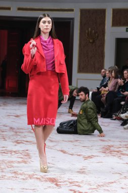  Madrid 'deki Maison Mesae defilesinde 14 Şubat 2024' te İspanya 'nın Madrid kentindeki AO kütüphanesinde bir model podyumda yürür.. 