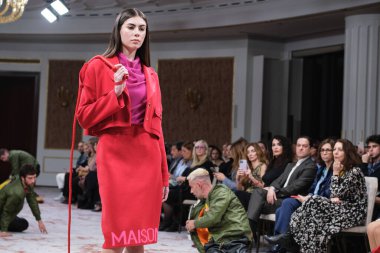 Madrid 'deki Maison Mesae defilesinde 14 Şubat 2024' te İspanya 'nın Madrid kentindeki AO kütüphanesinde bir model podyumda yürür.. 