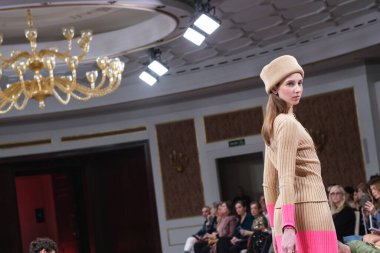  Madrid 'deki Maison Mesae defilesinde 14 Şubat 2024' te İspanya 'nın Madrid kentindeki AO kütüphanesinde bir model podyumda yürür.. 