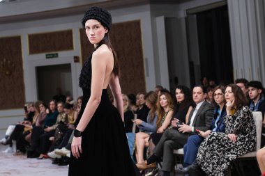  Madrid 'deki Maison Mesae defilesinde 14 Şubat 2024' te İspanya 'nın Madrid kentindeki AO kütüphanesinde bir model podyumda yürür.. 