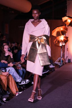  Madrid 'deki Javier Delafuente defilesinde 14 Şubat 2024' te Serrania Belga 'da Es Moda 2024 sırasında bir model podyumda yürüyor.. 