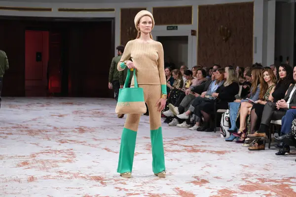 Modell Går Runt Banan Maison Mesae Modevisning Madrid Moda 2024 — Stockfoto