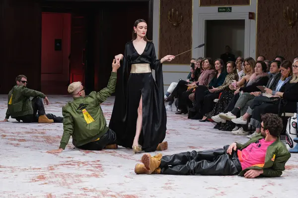 Modelka Prochází Dráhu Módní Přehlídce Maison Mesae Madridu Moda 2024 — Stock fotografie