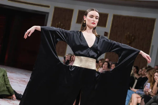 Een Model Loopt Startbaan Modeshow Maison Mesae Tijdens Madrid Moda — Stockfoto