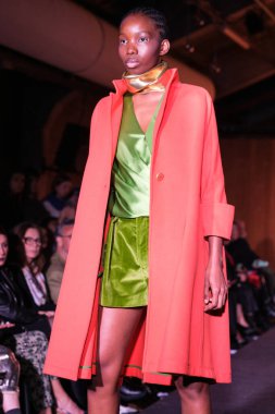  Madrid 'deki Javier Delafuente defilesinde 14 Şubat 2024' te Serrania Belga 'da Es Moda 2024 sırasında bir model podyumda yürüyor.. 