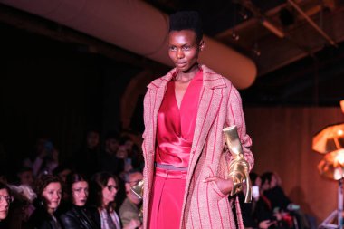  Madrid 'deki Javier Delafuente defilesinde 14 Şubat 2024' te Serrania Belga 'da Es Moda 2024 sırasında bir model podyumda yürüyor.. 