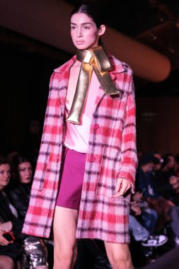  Madrid 'deki Javier Delafuente defilesinde 14 Şubat 2024' te Serrania Belga 'da Es Moda 2024 sırasında bir model podyumda yürüyor.. 