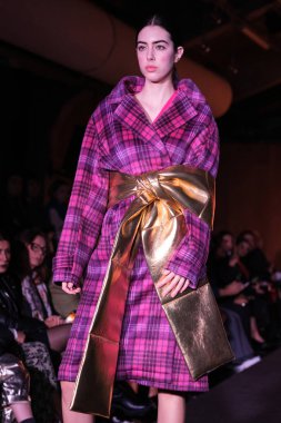  Madrid 'deki Javier Delafuente defilesinde 14 Şubat 2024' te Serrania Belga 'da Es Moda 2024 sırasında bir model podyumda yürüyor.. 