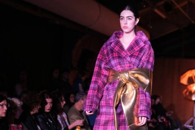  Madrid 'deki Javier Delafuente defilesinde 14 Şubat 2024' te Serrania Belga 'da Es Moda 2024 sırasında bir model podyumda yürüyor.. 