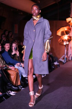  Madrid 'deki Javier Delafuente defilesinde 14 Şubat 2024' te Serrania Belga 'da Es Moda 2024 sırasında bir model podyumda yürüyor.. 