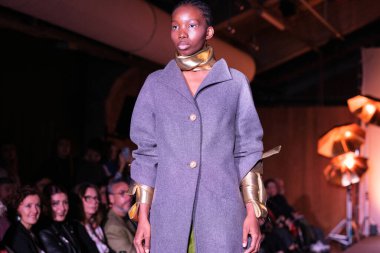  Madrid 'deki Javier Delafuente defilesinde 14 Şubat 2024' te Serrania Belga 'da Es Moda 2024 sırasında bir model podyumda yürüyor.. 